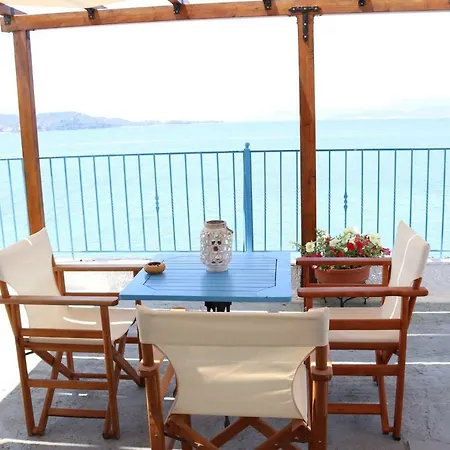 Papas On The Seafront Guest house Oreoi